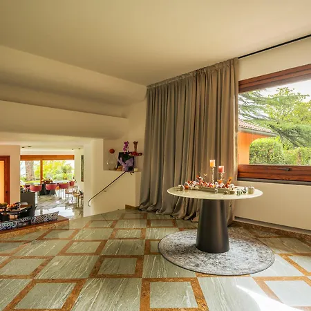 Beatrice Βίλα Mandello del Lario